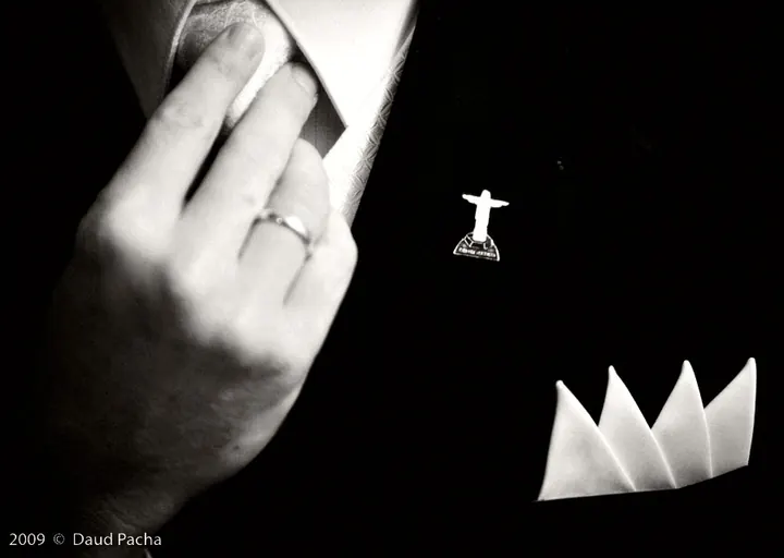 Detalhe do traje formal do noivo