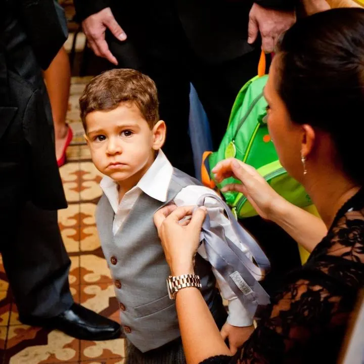 Criança sendo preparada para o casamento