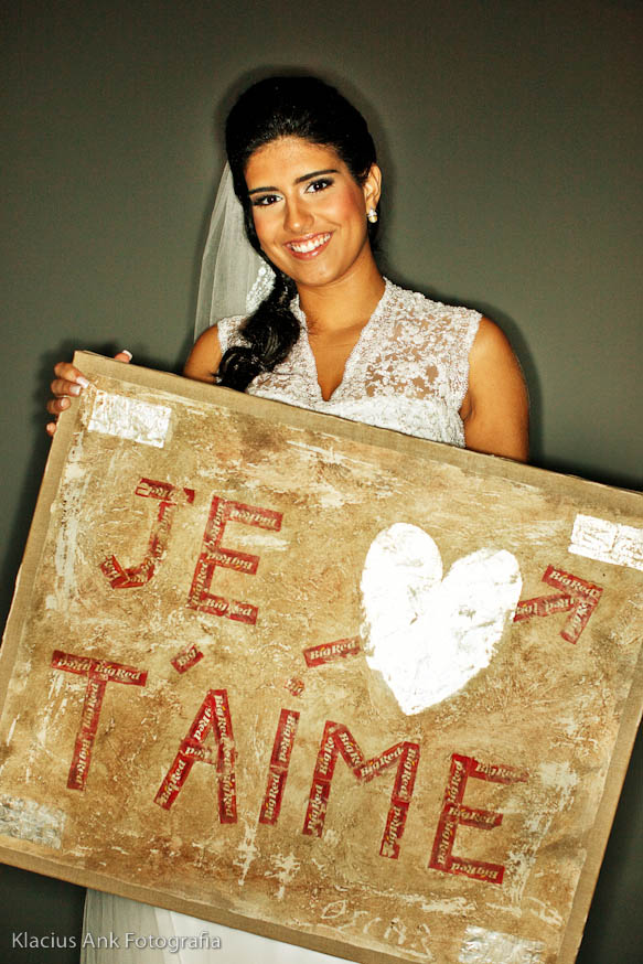 Noiva segurando placa 'Je T'aime'