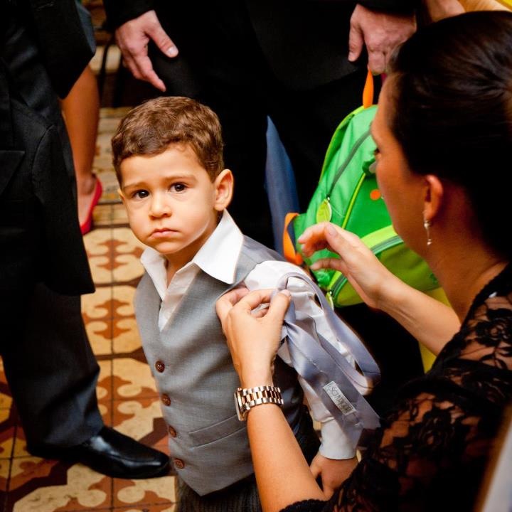 Criança sendo preparada para o casamento