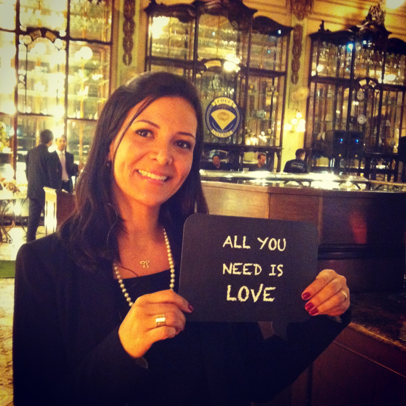 Cerimonialista com placa 'All You Need Is Love'